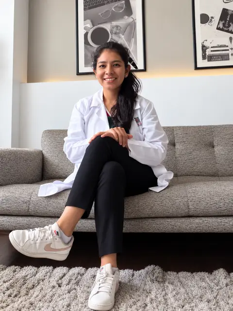 La doctora en su consultorio
